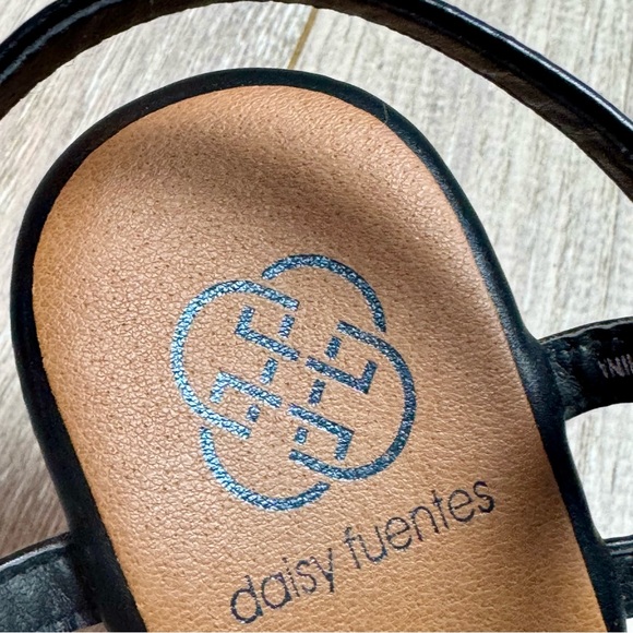 Daisy Fuentes Black Wedge Sandals - Picture 4 of 5